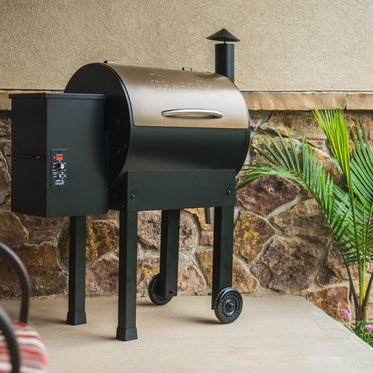 Traeger Lil'Tex Elite 22 Wood Pellet Grill Bronze