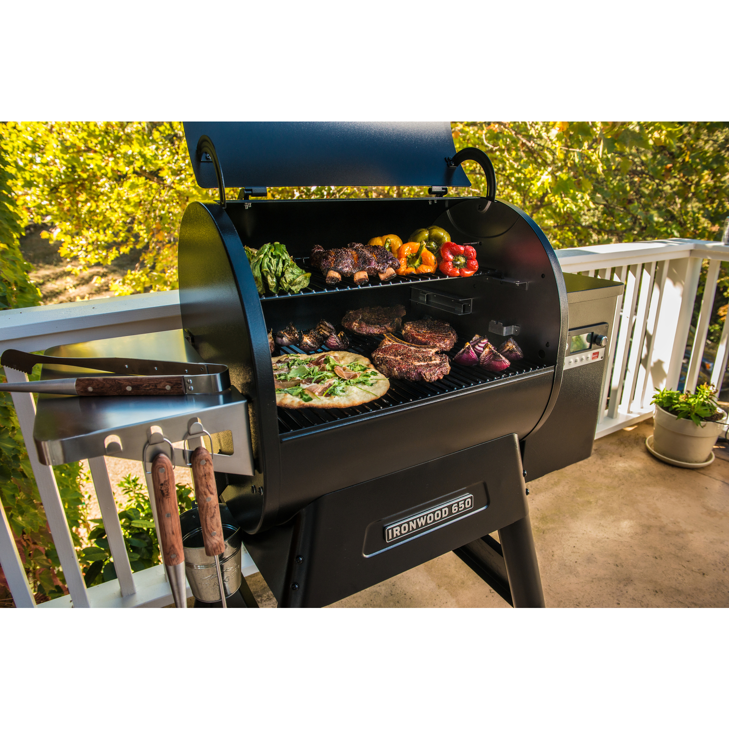 Traeger Ironwood 650 Wood Pellet WiFi Grill Black